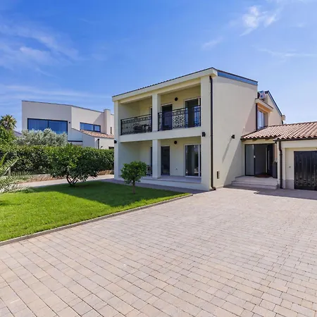 Kalina By Interhome פולה